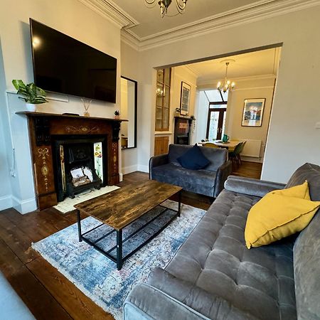 Large Citycentre Townhouse & Hot Tub, Pool Table And Offroad Parking คาร์ดิฟฟ์ ภายนอก รูปภาพ