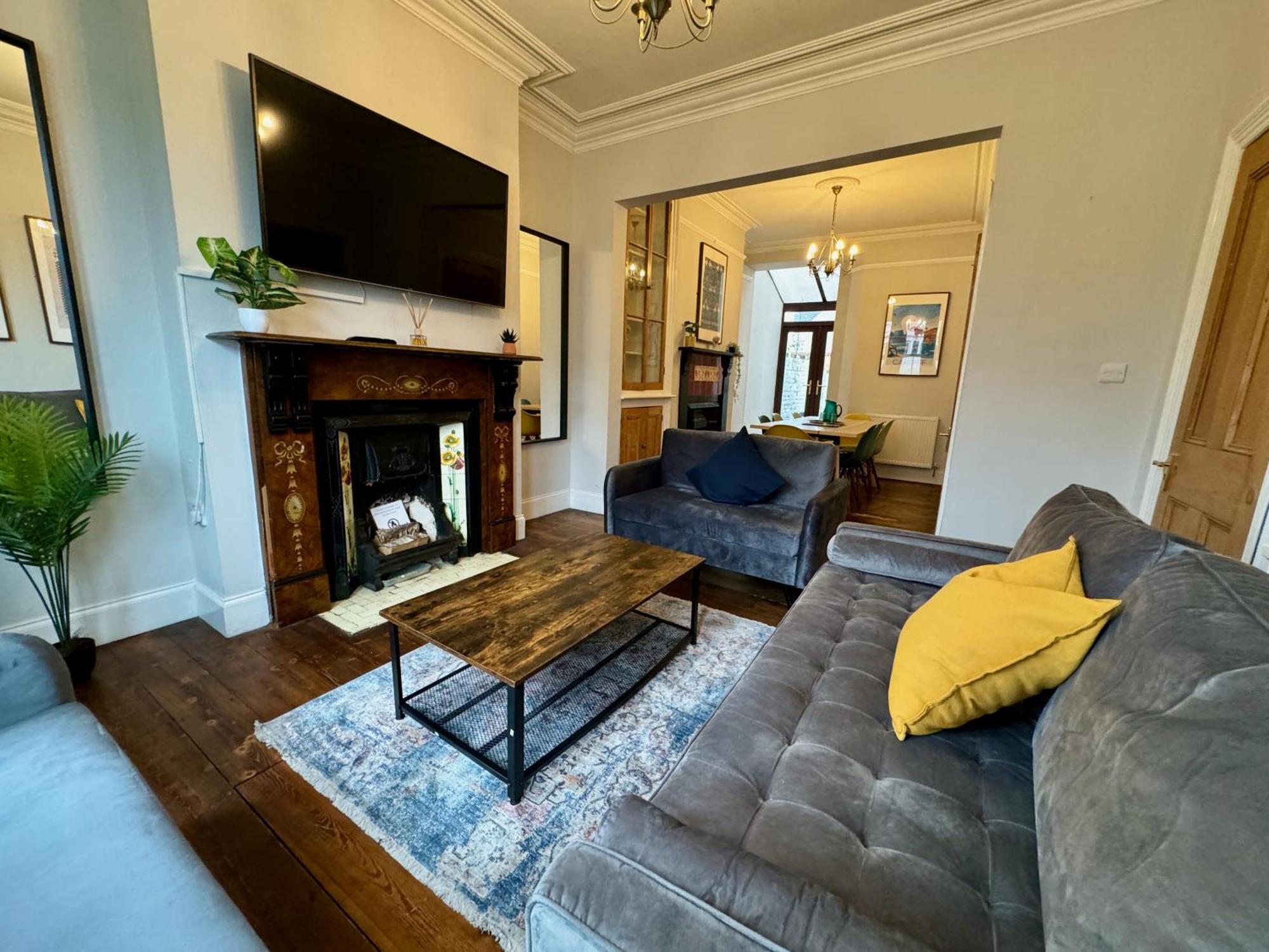 Large Citycentre Townhouse & Hot Tub, Pool Table And Offroad Parking คาร์ดิฟฟ์ ภายนอก รูปภาพ