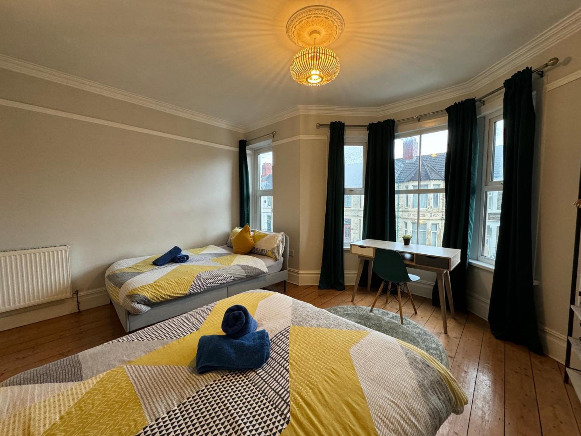 Large Citycentre Townhouse & Hot Tub, Pool Table And Offroad Parking คาร์ดิฟฟ์ ภายนอก รูปภาพ