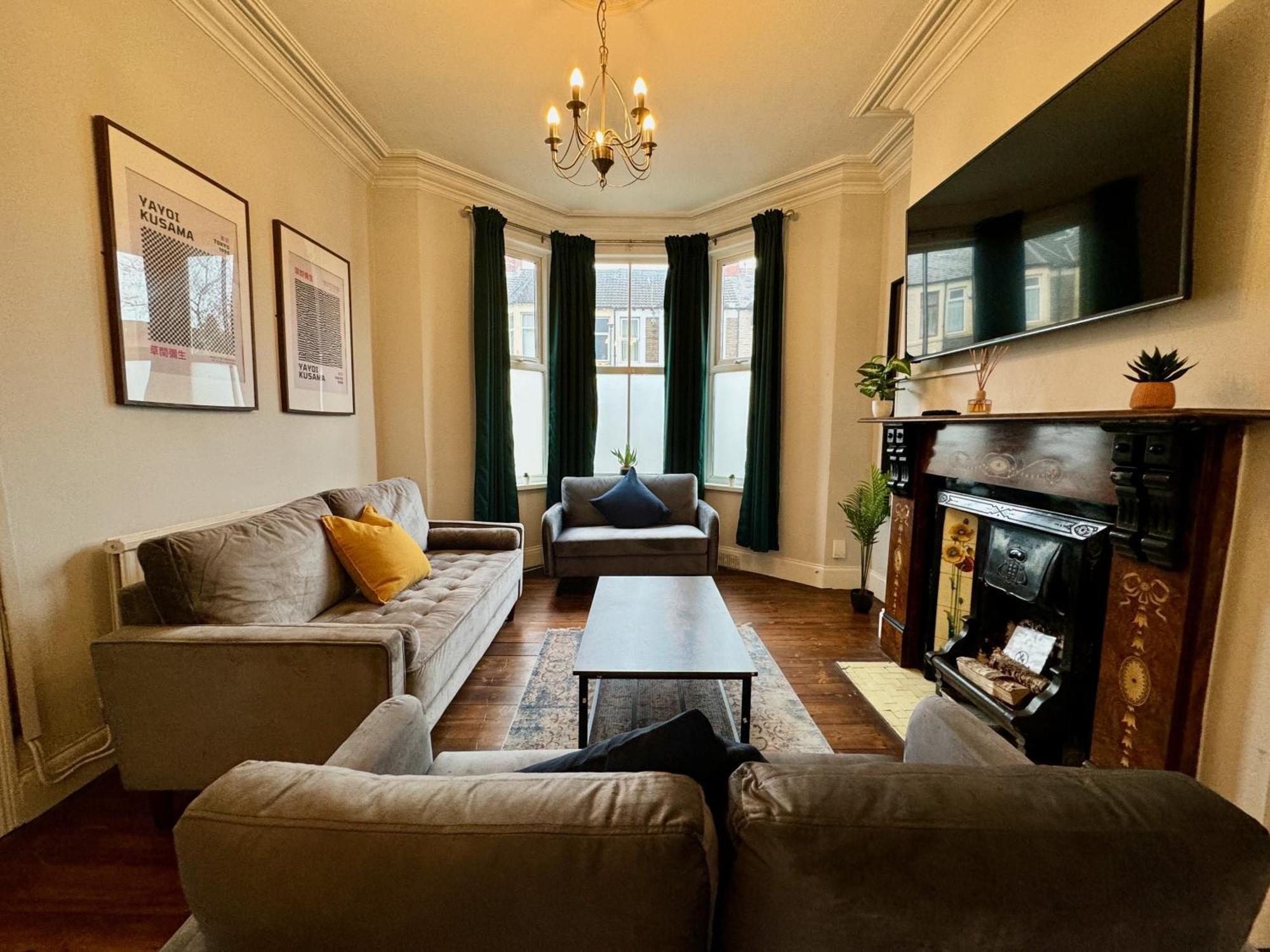Large Citycentre Townhouse & Hot Tub, Pool Table And Offroad Parking คาร์ดิฟฟ์ ภายนอก รูปภาพ