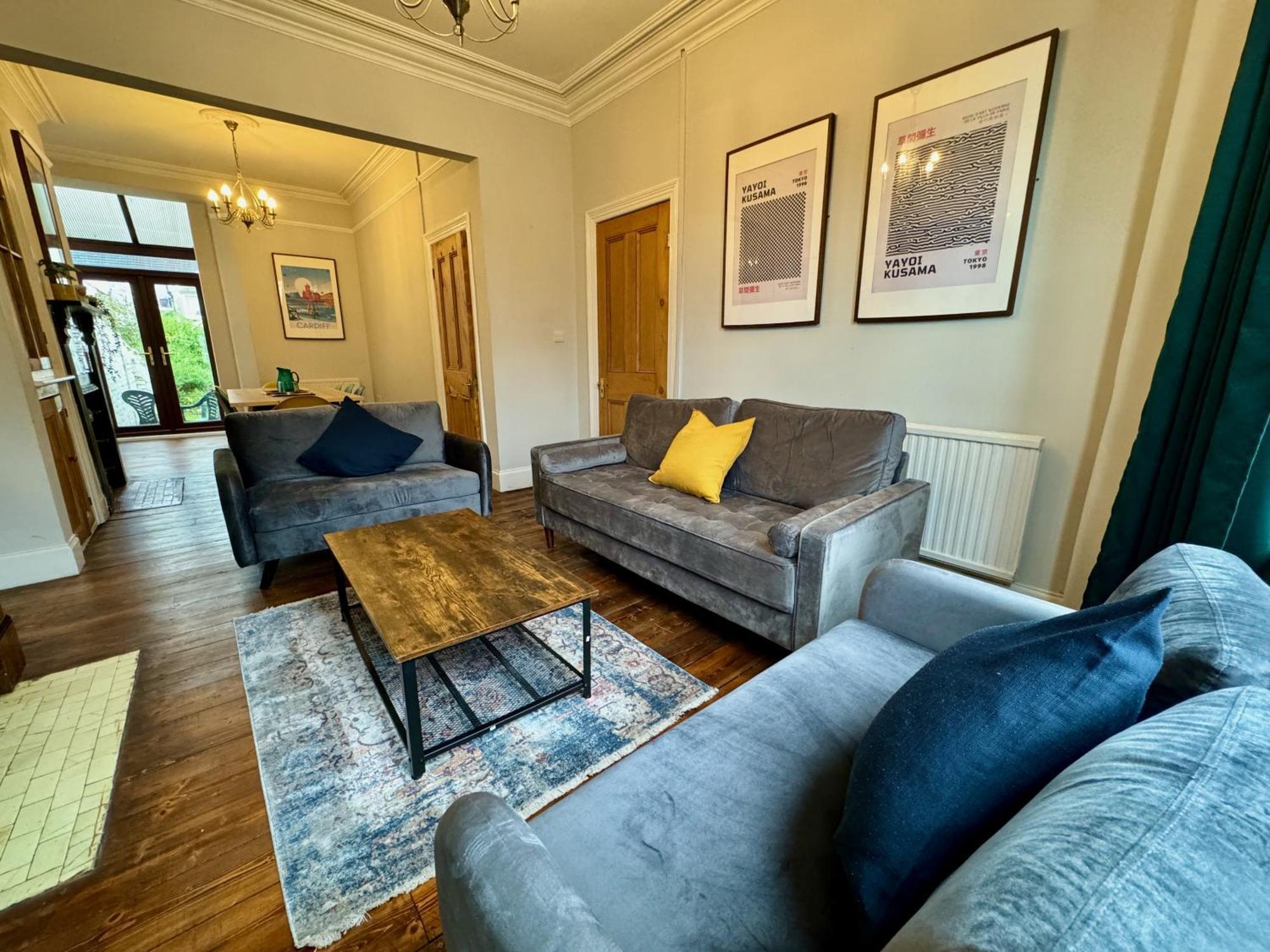 Large Citycentre Townhouse & Hot Tub, Pool Table And Offroad Parking คาร์ดิฟฟ์ ภายนอก รูปภาพ