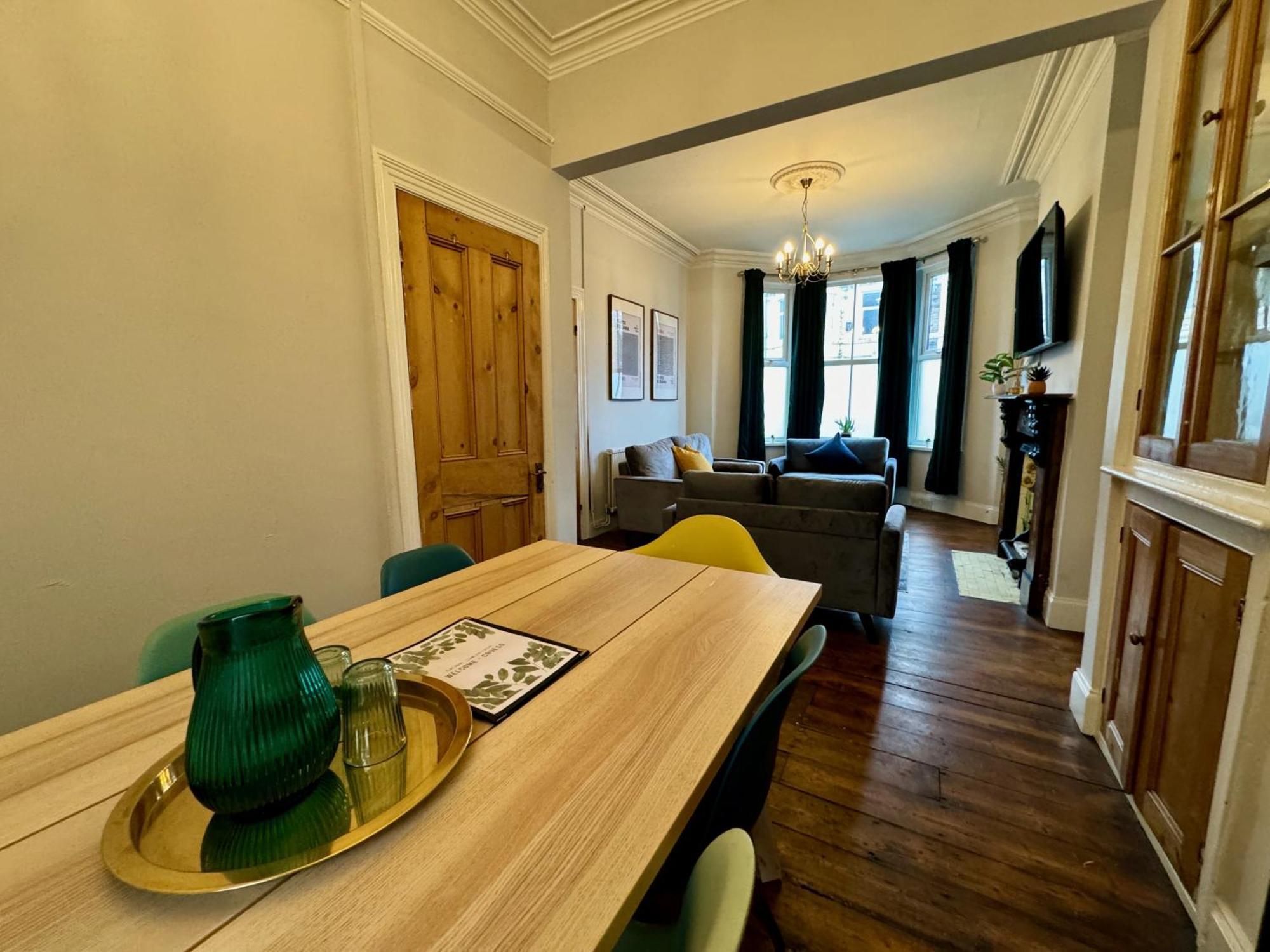 Large Citycentre Townhouse & Hot Tub, Pool Table And Offroad Parking คาร์ดิฟฟ์ ภายนอก รูปภาพ