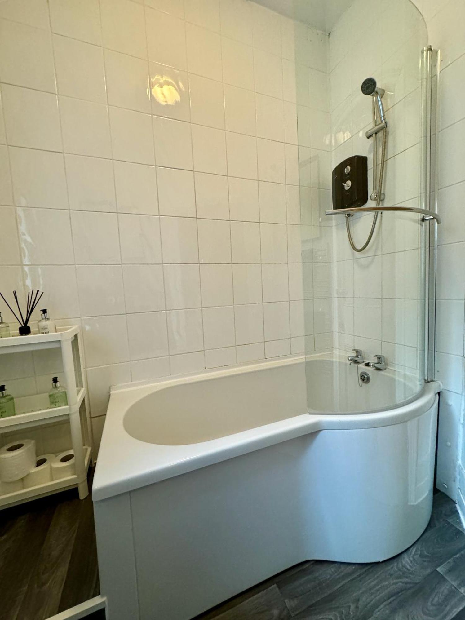 Large Citycentre Townhouse & Hot Tub, Pool Table And Offroad Parking คาร์ดิฟฟ์ ภายนอก รูปภาพ