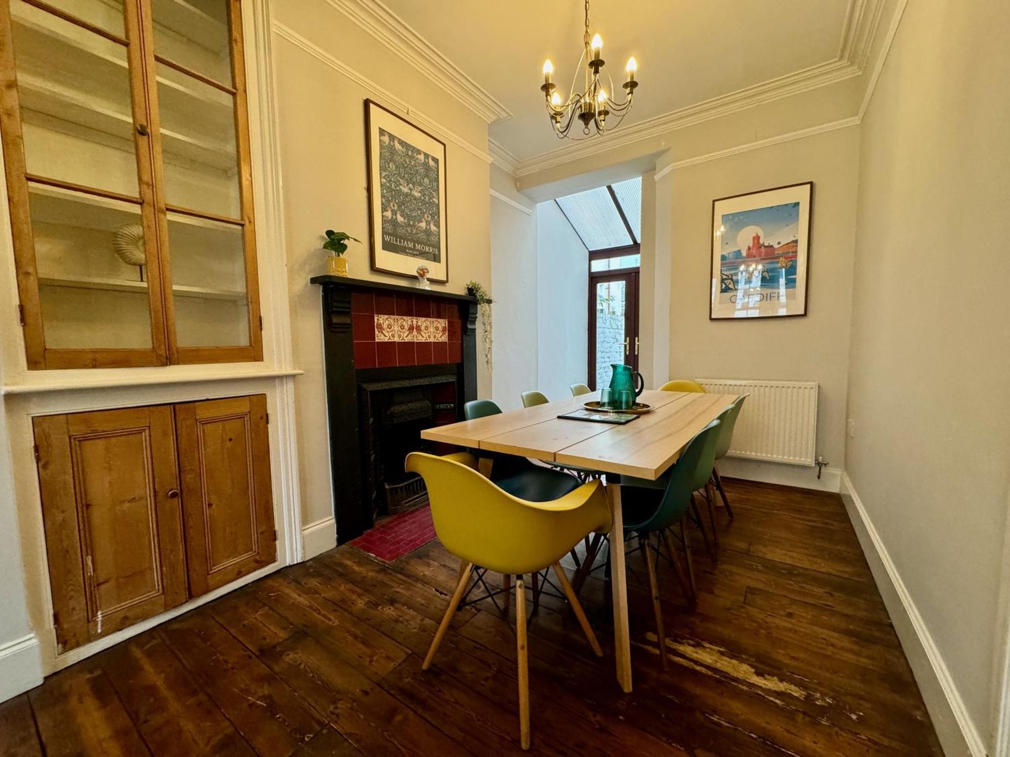 Large Citycentre Townhouse & Hot Tub, Pool Table And Offroad Parking คาร์ดิฟฟ์ ภายนอก รูปภาพ