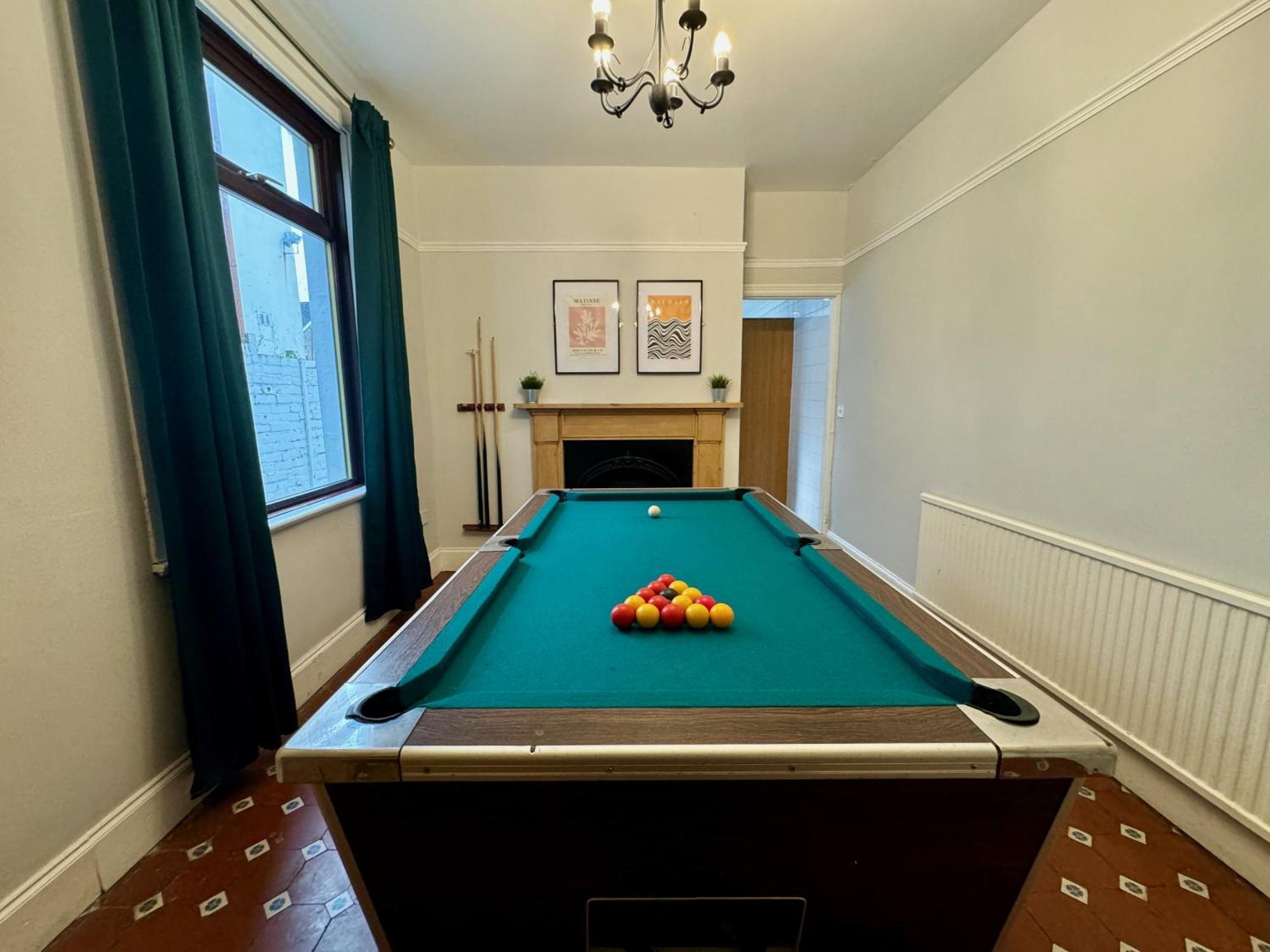 Large Citycentre Townhouse & Hot Tub, Pool Table And Offroad Parking คาร์ดิฟฟ์ ภายนอก รูปภาพ