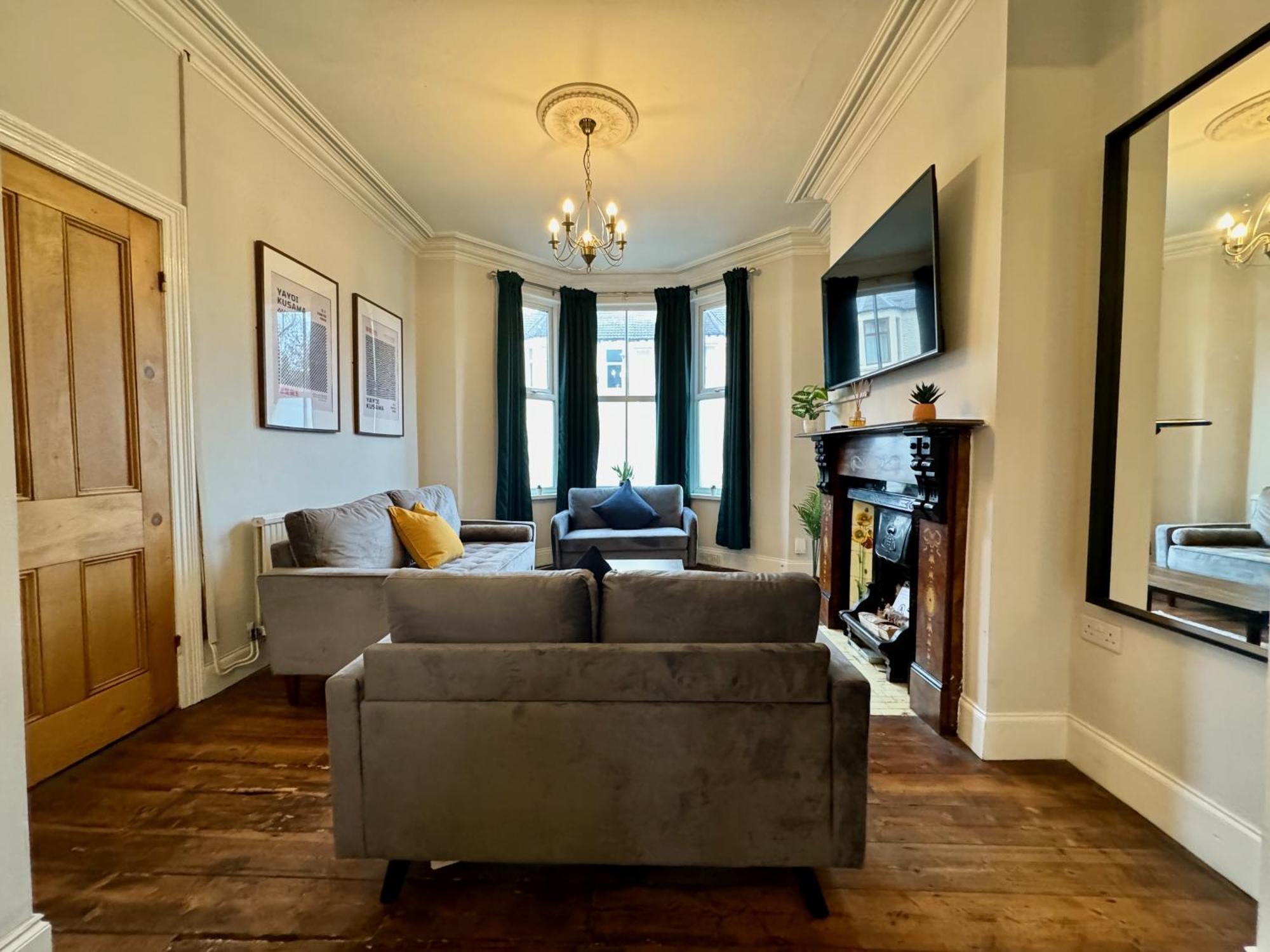 Large Citycentre Townhouse & Hot Tub, Pool Table And Offroad Parking คาร์ดิฟฟ์ ภายนอก รูปภาพ